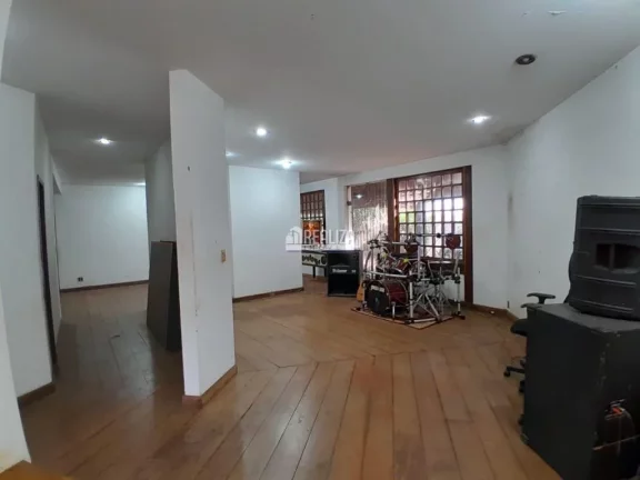Imagem Casa à venda no bairro Nossa Senhora da Abadia, em Uberaba: 4 dormitórios, suíte, área de lazer e mais!