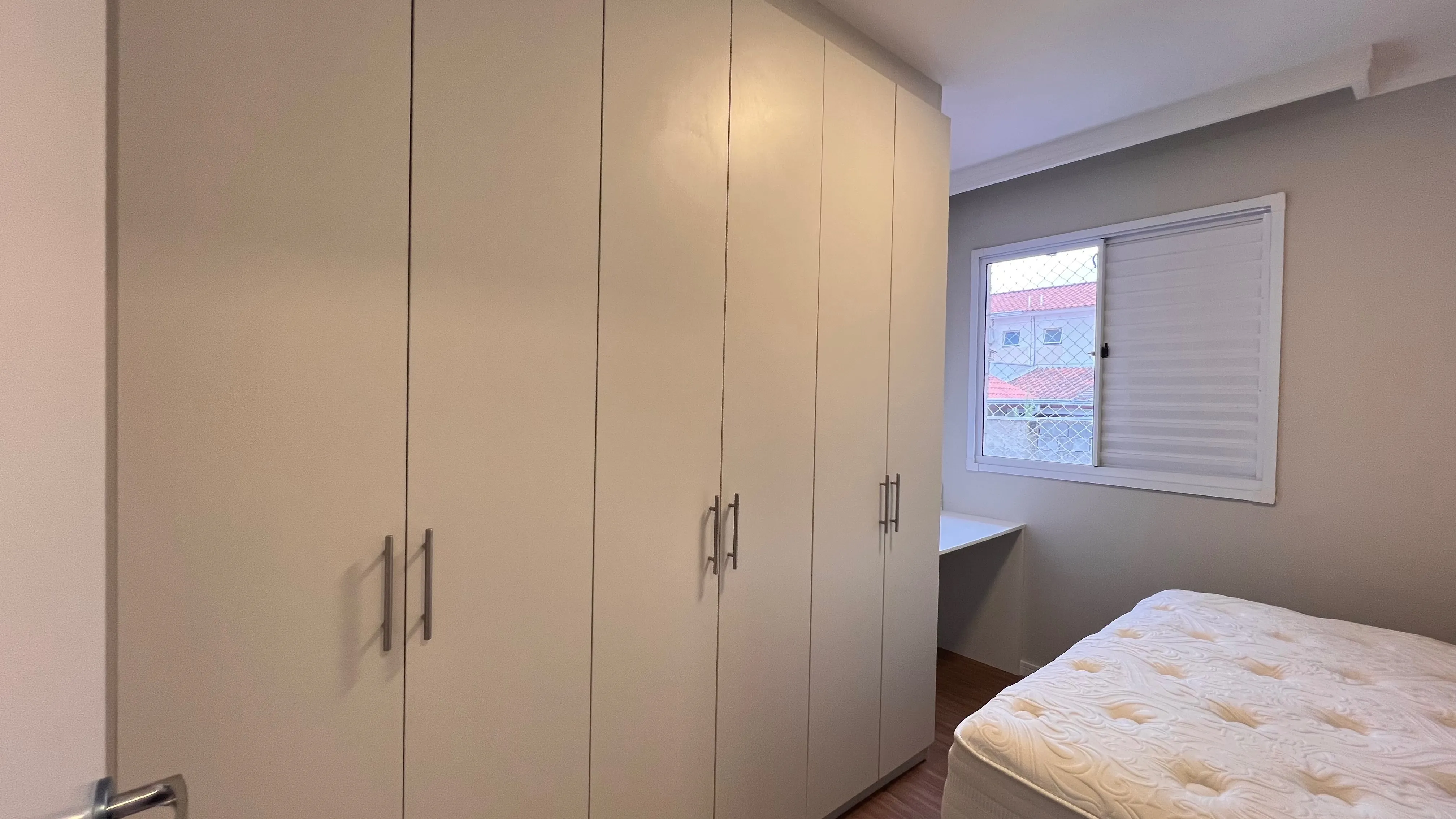 Imagem Casa Ampliada com Planejados, Ar-Condicionado e Eletrodomésticos Inclusos no Villa Flora, Condomínio Gerânios