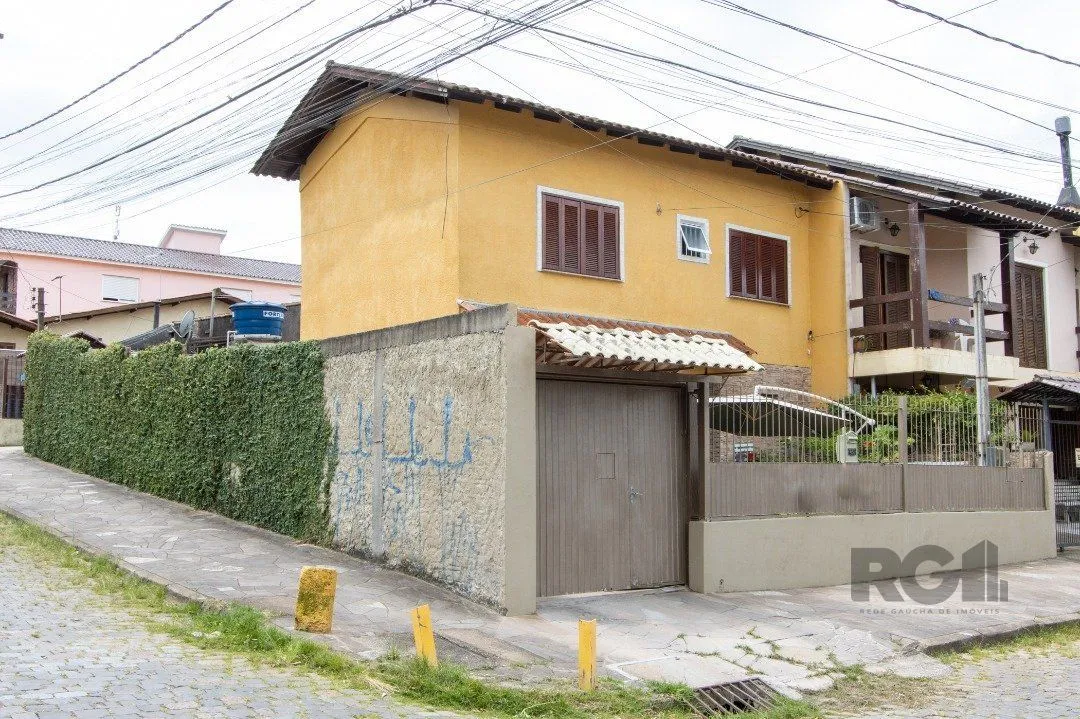 Imagem Sobrado, 3 quartos, 2 banheiros, pátio, 2 vagas, piscina - Bairro Vila Nova