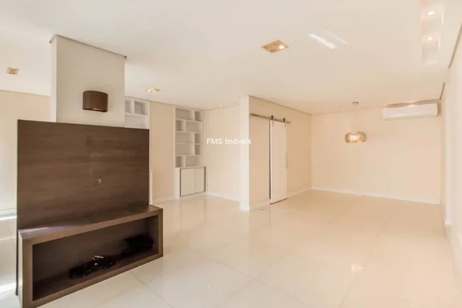 Imagem À Venda e Locação no Itaim Bibi, com 3 quartos sendo 1 suíte, 1 vaga de garagem.