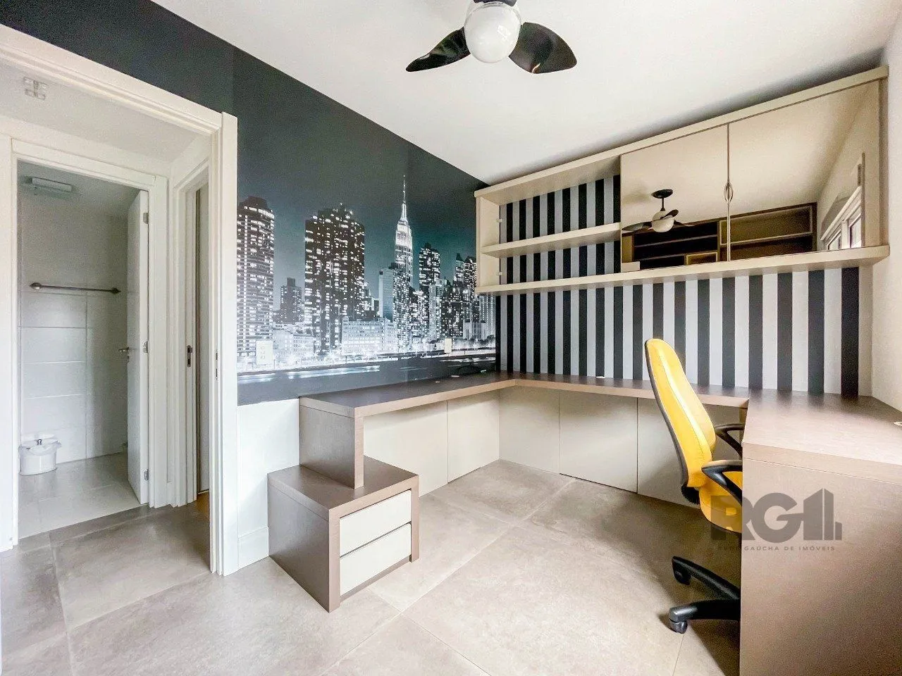 Imagem APARTAMENTO MOBILIADO 70M² DE 2 DORMITÓRIOS E 1 VAGA - BAIRRO MENINO DEUS