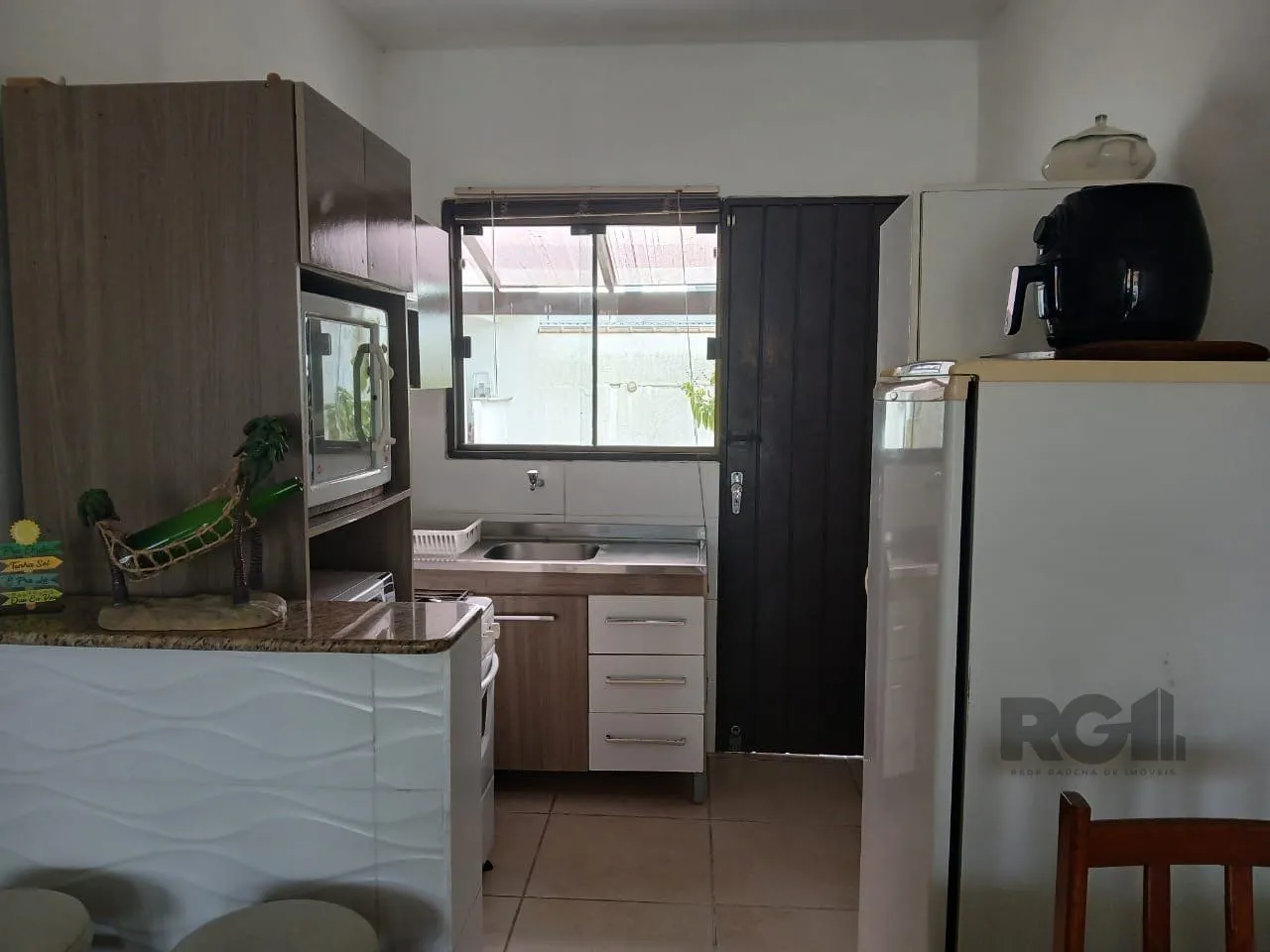 Imagem Casa de 2 dormitórios, com banheiro social, e um living em 2 ambientes, com banheiro Social, e cozinha com área de serviço, mais um patio pra 3 carros, e uma piscina nos fundos...