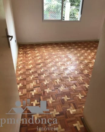 Imagem Apartamento amplo, com piso todo em taco, com 2 quartos com armários embutidos e 1 banheiro no tota...