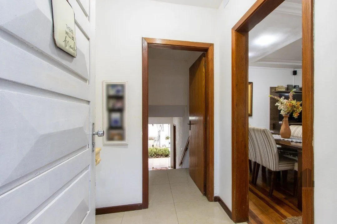 Imagem Casa no bairro Cristal, Possui 4 dormitórios, sendo 1suíte, closet e banheira de hidromassagem, com possibilidade de um podendo 1 dormitórios extra.