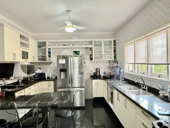 Imagem Espetacular Casa em Condomínio à Venda em Vinhedo-SP - Condomínio Marambaia - 4 Quartos, 2 Suítes, 3 Salas, 5 Banheiros, 4 Vagas de Garagem, 530,14 m².