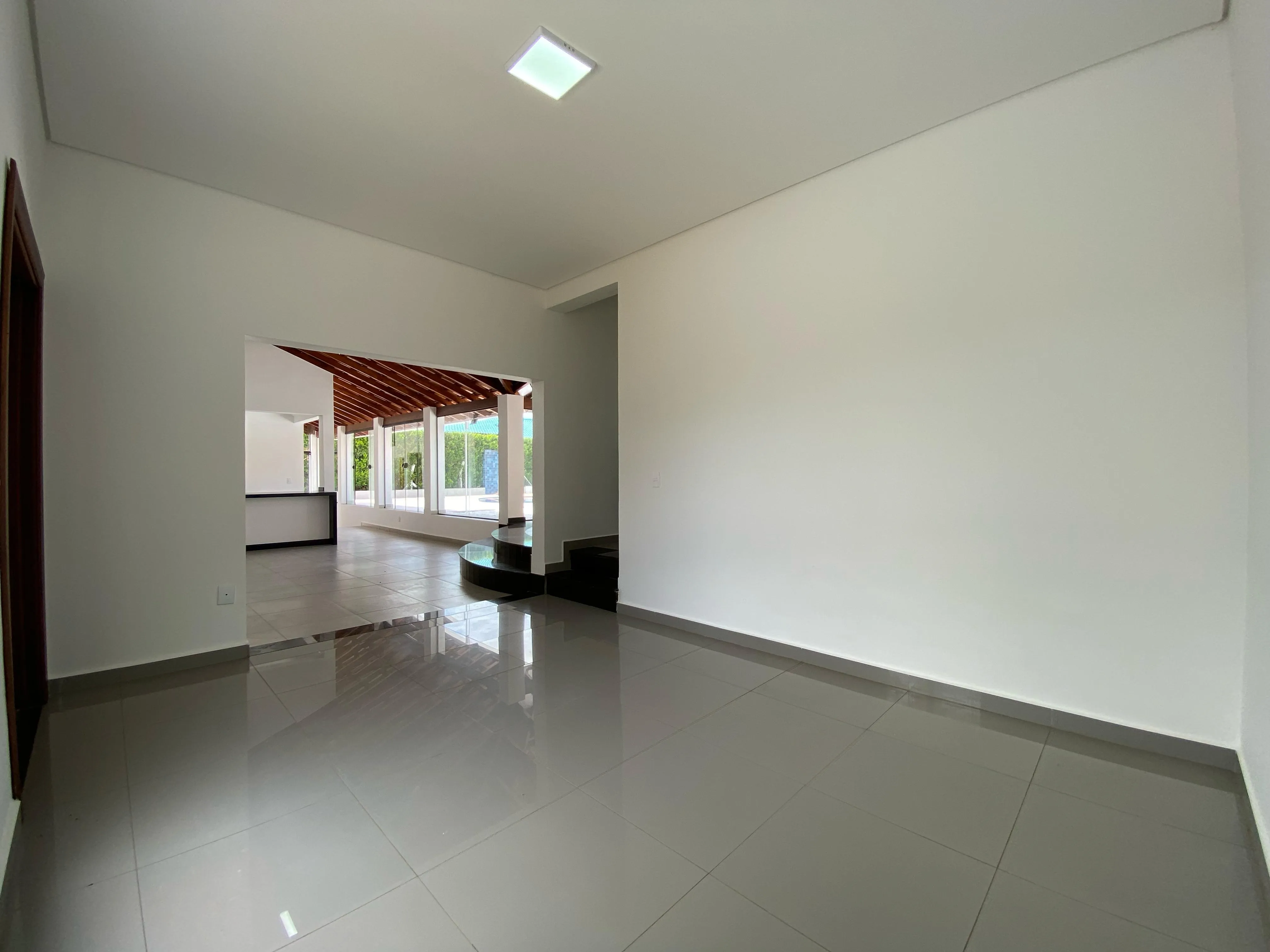 Imagem Casa no Condomínio Portal do Sabiá - 380m² de Área Construída, 3 Suítes e Piscina