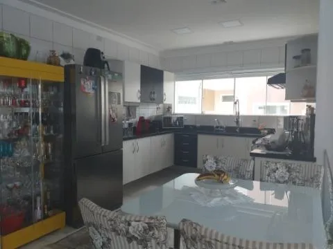 Imagem VENDA DE CASA NO CONDOMÍNIO ARUJÁ COUNTRY CLUB, EM ARUJÁ/SP, 380m² com 3 suítes, área gourmet com churrasqueira, cinema e 4 vagas. CONSULTE-NOS.
