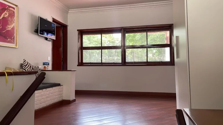 Imagem Casa de luxo à venda em São Paulo-SP, 4 quartos, 2 suítes, 3 salas, 5 banheiros, 6 vagas, 490m² no Alto de Pinheiros.