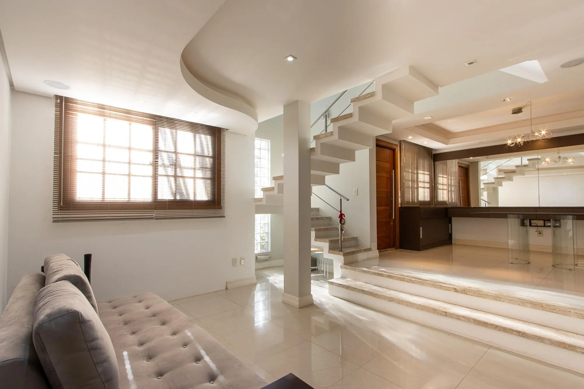 Imagem Excelente casa de 3 dormitórios, 1 suíte, pátio, piscina e vaga para 2 carros cobertas.