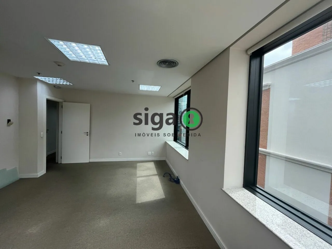 Imagem Sala Comercial e 4 banheiros à Venda, 292 m² por R$ 41.000,00
