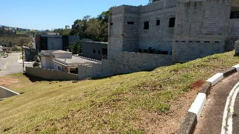 Imagem VENDA DE TERRENO NO ARUJA VILLE II, EM ARUJÁ/SP, 459m² em aclive, frente para quadra poliesportiva e vista incrível de área verde! CONSULTE-NOS.