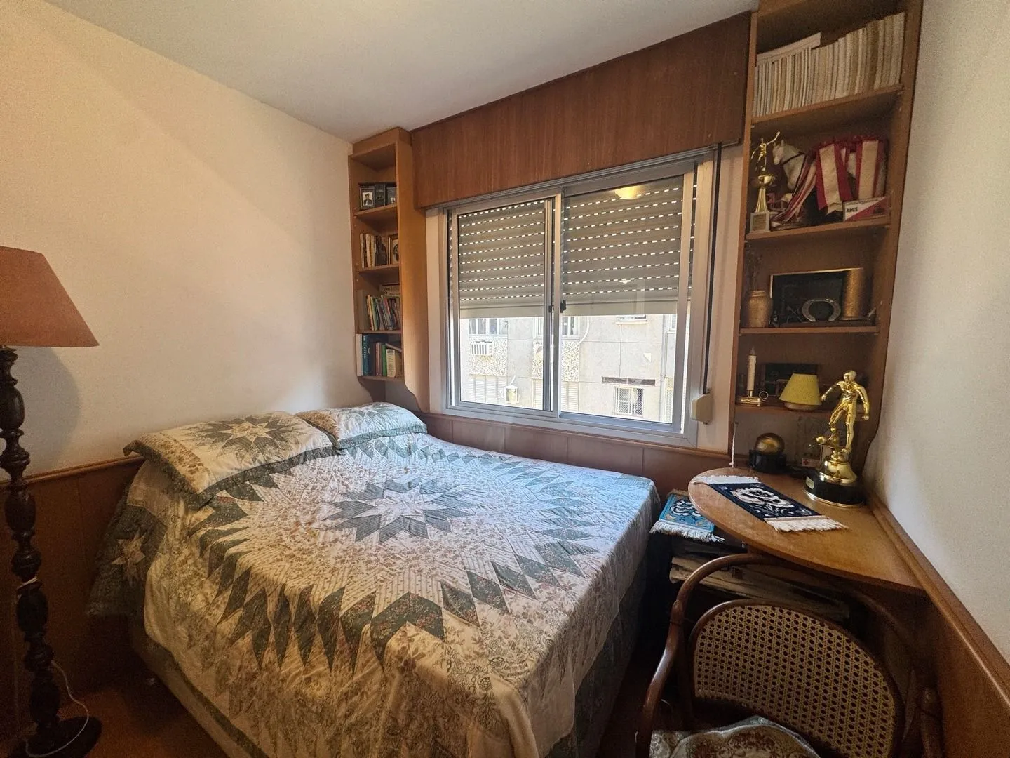 Imagem Apartamento dois dormitórios ( uma suíte) garagem/depósito Bairro Menino Deus