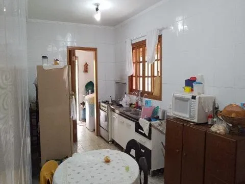 Imagem VENDA DE CASA NO COPACO, EM ARUJÁ/SP, 147m² com 3 suítes, quintal amplo, churrasqueira, sala de estar e jantar e garagem coberta. CONSULTE-NOS.
