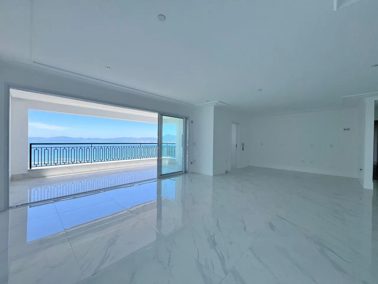 Imagem Apartamento com vista para o mar à venda com 190m2 por R$ 4.048.000,00