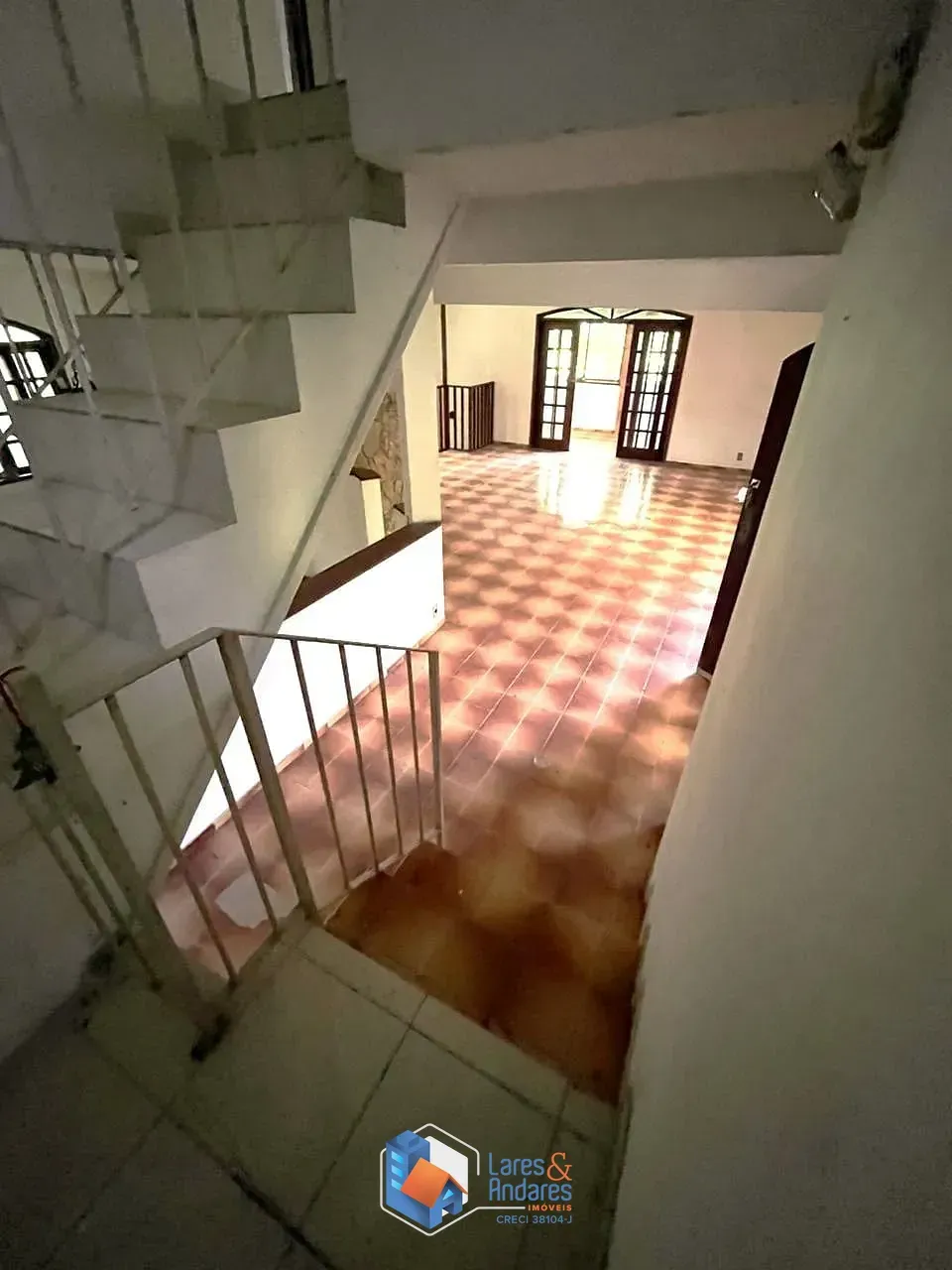 Imagem CASA À VENDA COM TERRENO DE 1500 M², POÇO ARTESIANO, 4 DORMS (2 SUITES), 3 SALAS, SENDO 1 COM LAREIRA, COZINHA COM ARMÁRIOS E DISPENSA, MAIRIPORÃ, SP.