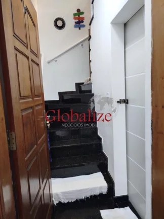 Imagem Sobrado com 3 banheiros, 1 social e 2 suítes com garagem privativa possui ar condicionado São Jorge -Santos R$425.000
