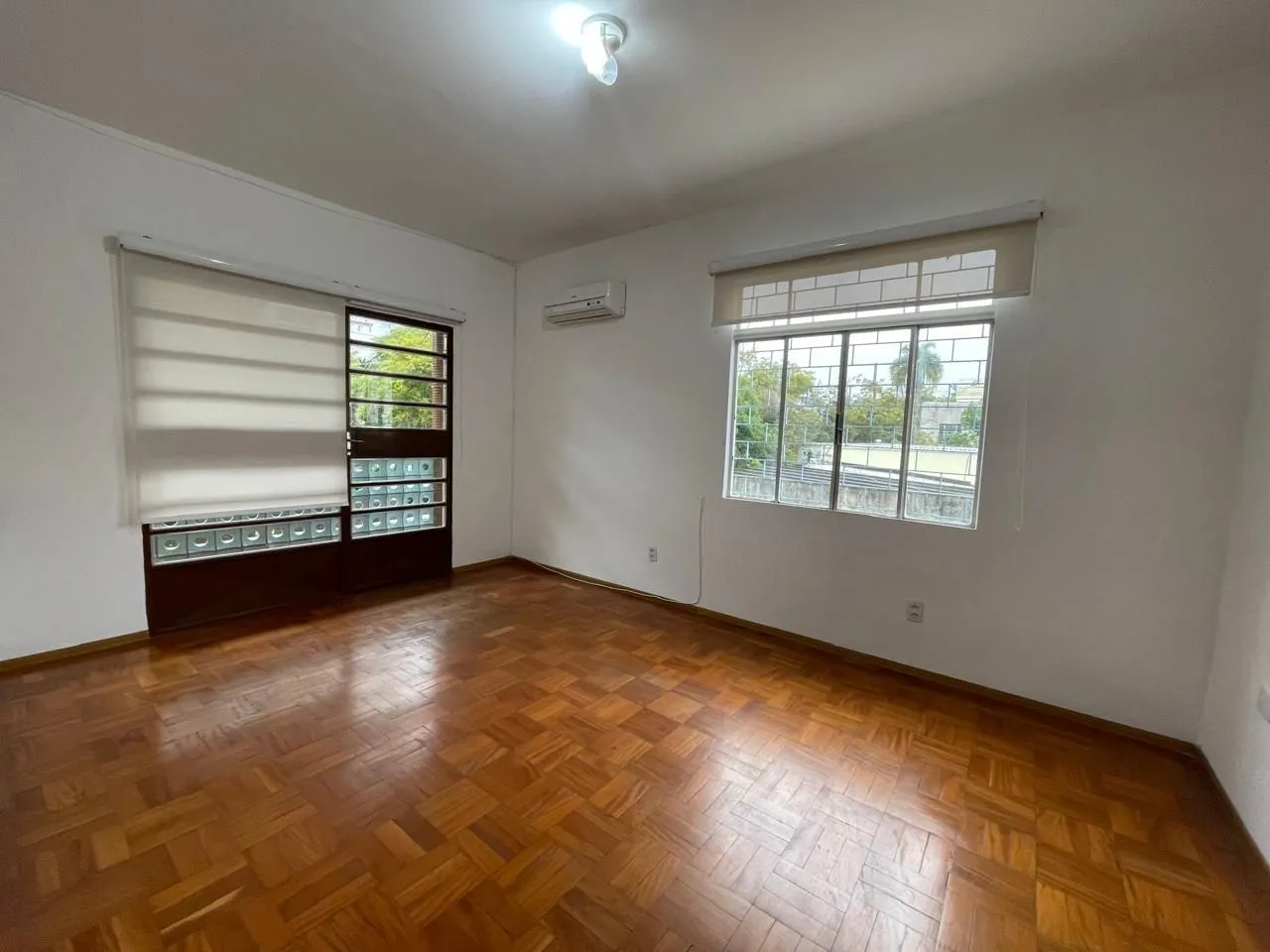 Imagem Terreno amplo com 690m², com duas casas construídas para moradia ou investyirdores!!
