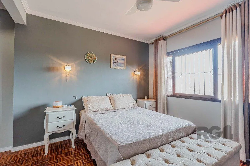 Imagem Casa com 234m², 3 dormitórios, 3 vagas no bairro Partenon