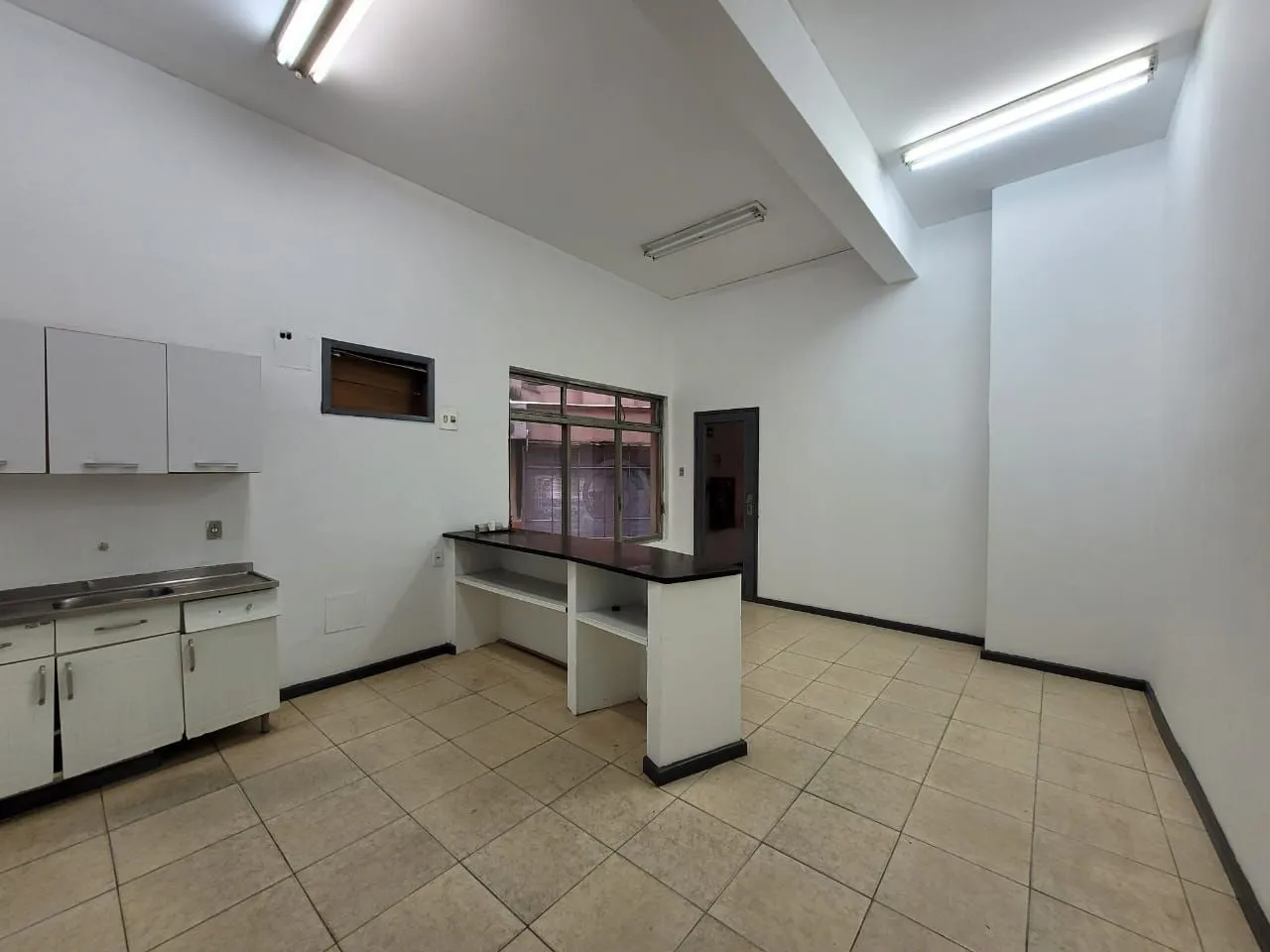 Imagem MÁFFER IMÓVEIS ALUGA SALA COMERCIAL NA RUA URUGUAI, 277.