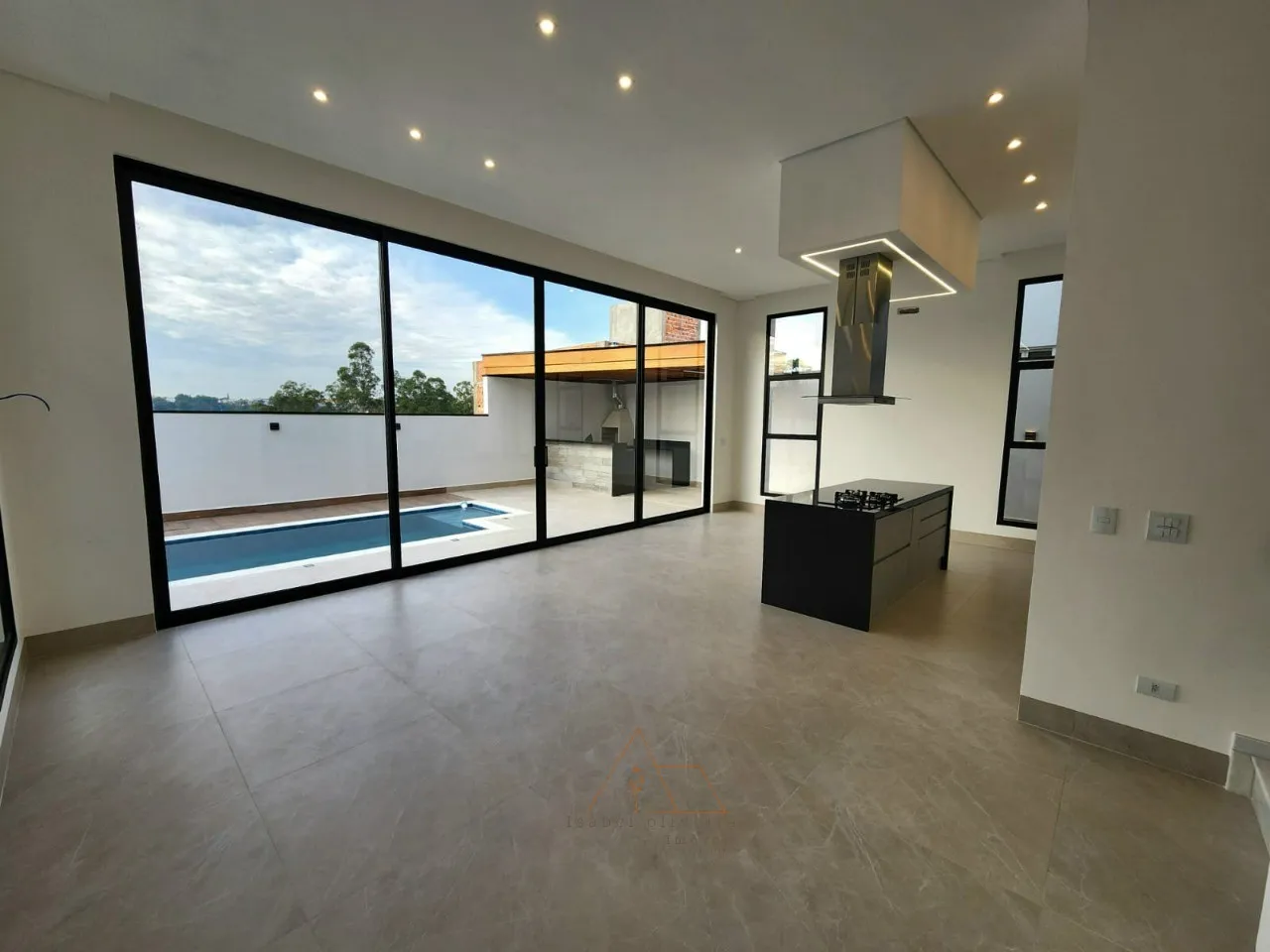 Imagem Imóvel de Luxo à Venda em Salto-SP: Casa com 3 Suítes, 4 Vagas e 265,50m² no Residencial Central Parque