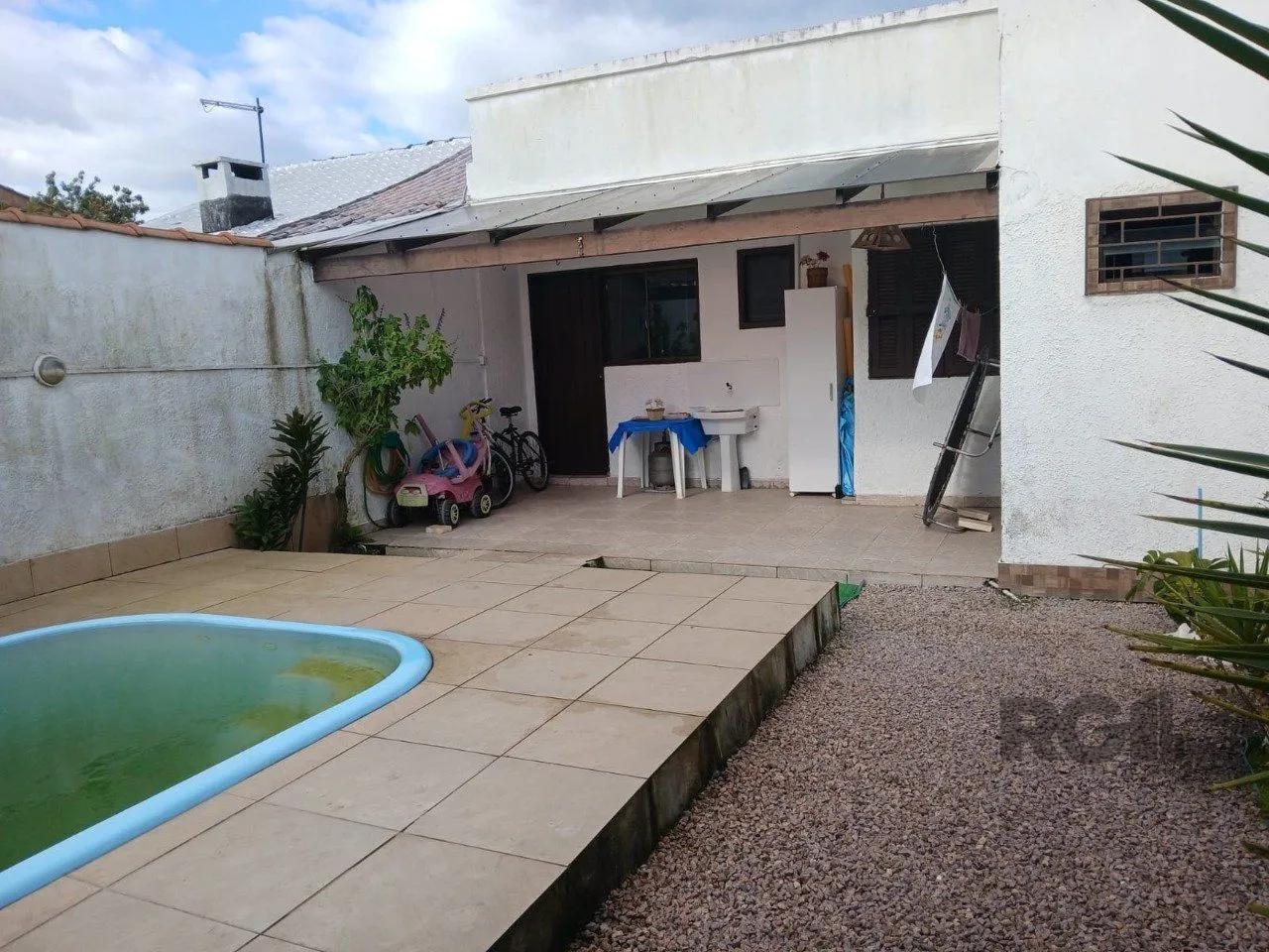 Imagem Casa de 2 dormitórios, com banheiro social, e um living em 2 ambientes, com banheiro Social, e cozinha com área de serviço, mais um patio pra 3 carros, e uma piscina nos fundos...