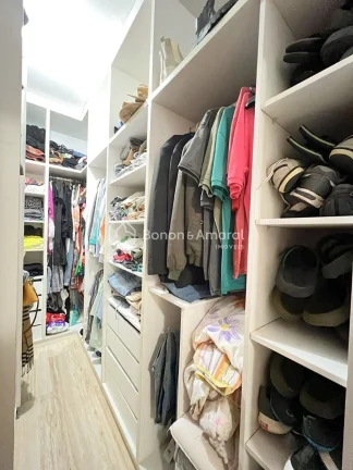 Imagem Sobrado com 4 suítes. Esse sobrado reúne amplitude, conforto e uma localização estratégica em B...
