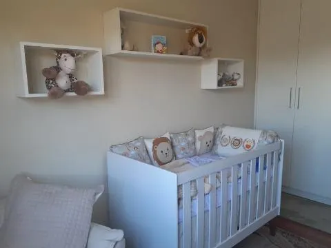 Imagem VENDA DE SOBRADO NO CONDOMÍNIO ARUJÁ V, EM ARUJÁ/SP, 264m² com 3 quartos, suíte, churrasqueira, jardim, cozinha americana e 04 vagas. CONSULTE-NOS.