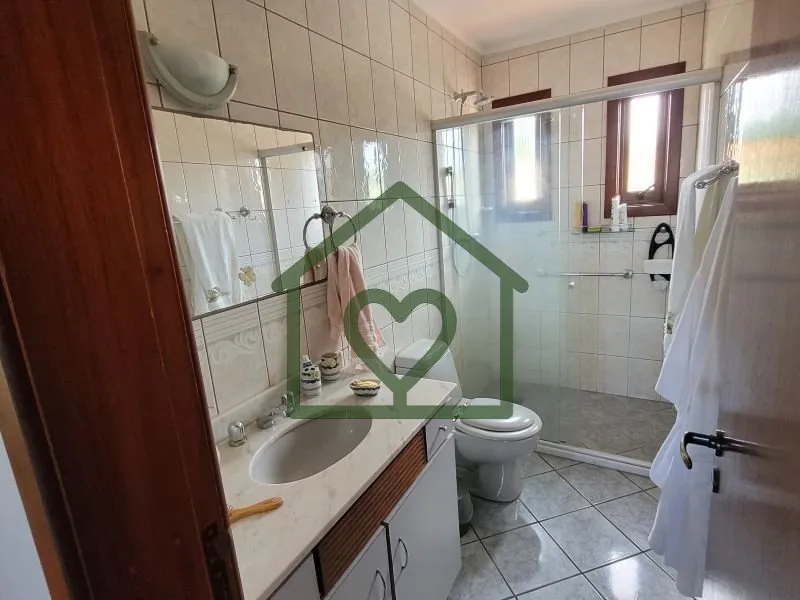 Imagem Casa estilo " tradicional", sólida, construída p/ morar e ter muita história, como disse o propri...