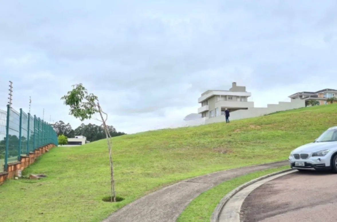 Imagem Terreno no condomínio Alphaville, na Zona Sul de Porto Alegre, RS.