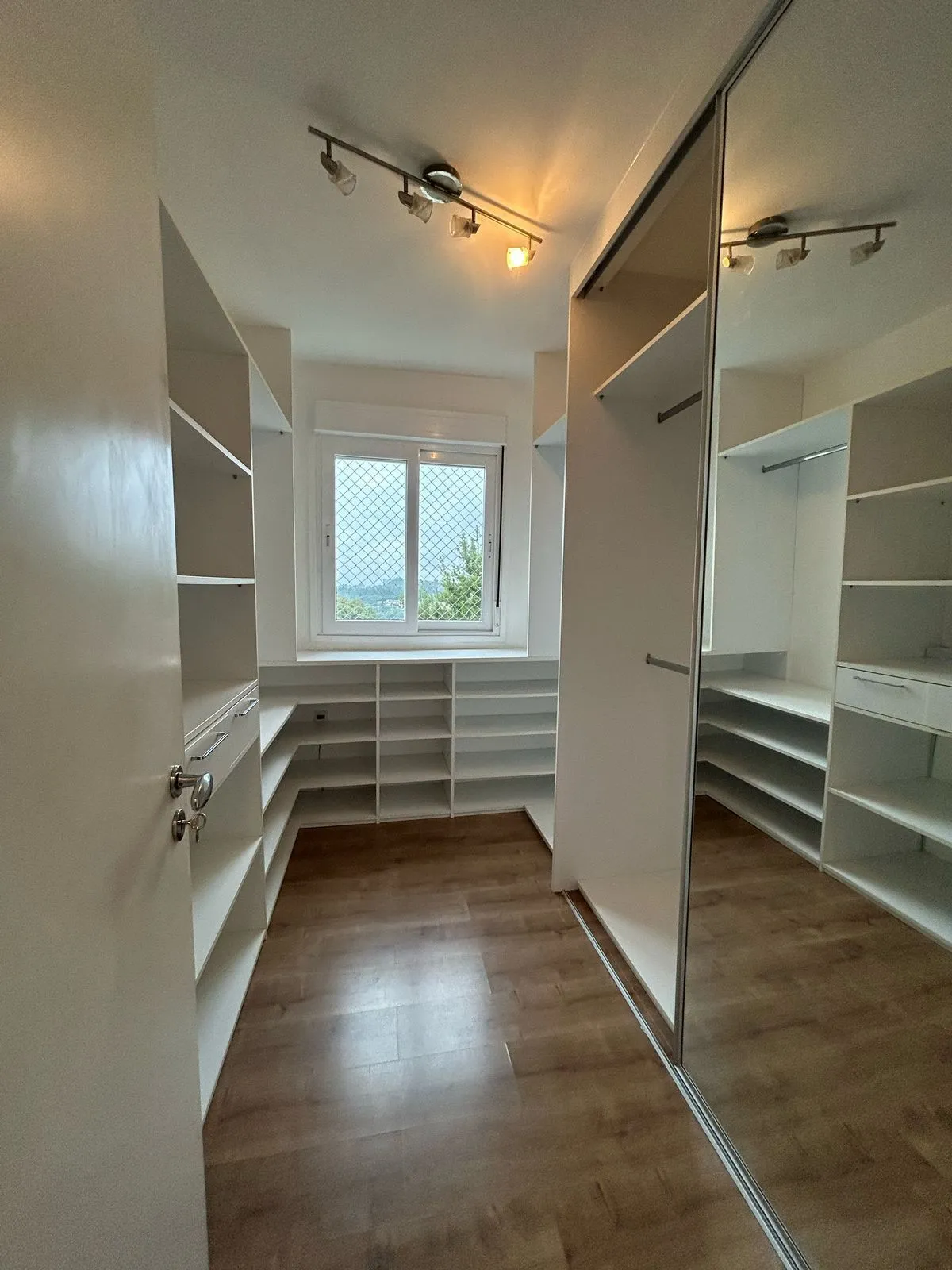 Imagem Lindo apartamento semi mobiliado, infra completa e a apenas 4 min do Iguatemi