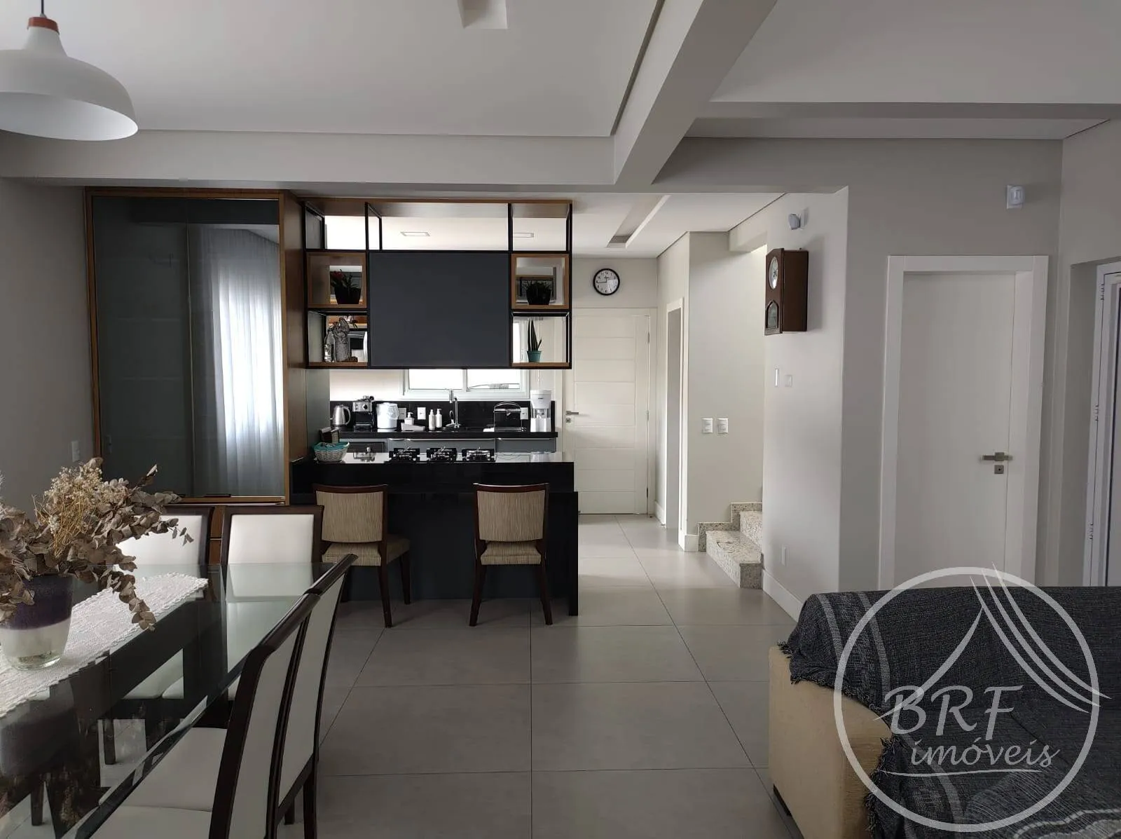Imagem Ótima Casa Semi Nova Estreito Florianópolis/SC -3 suítes lavabo até 8 vagas