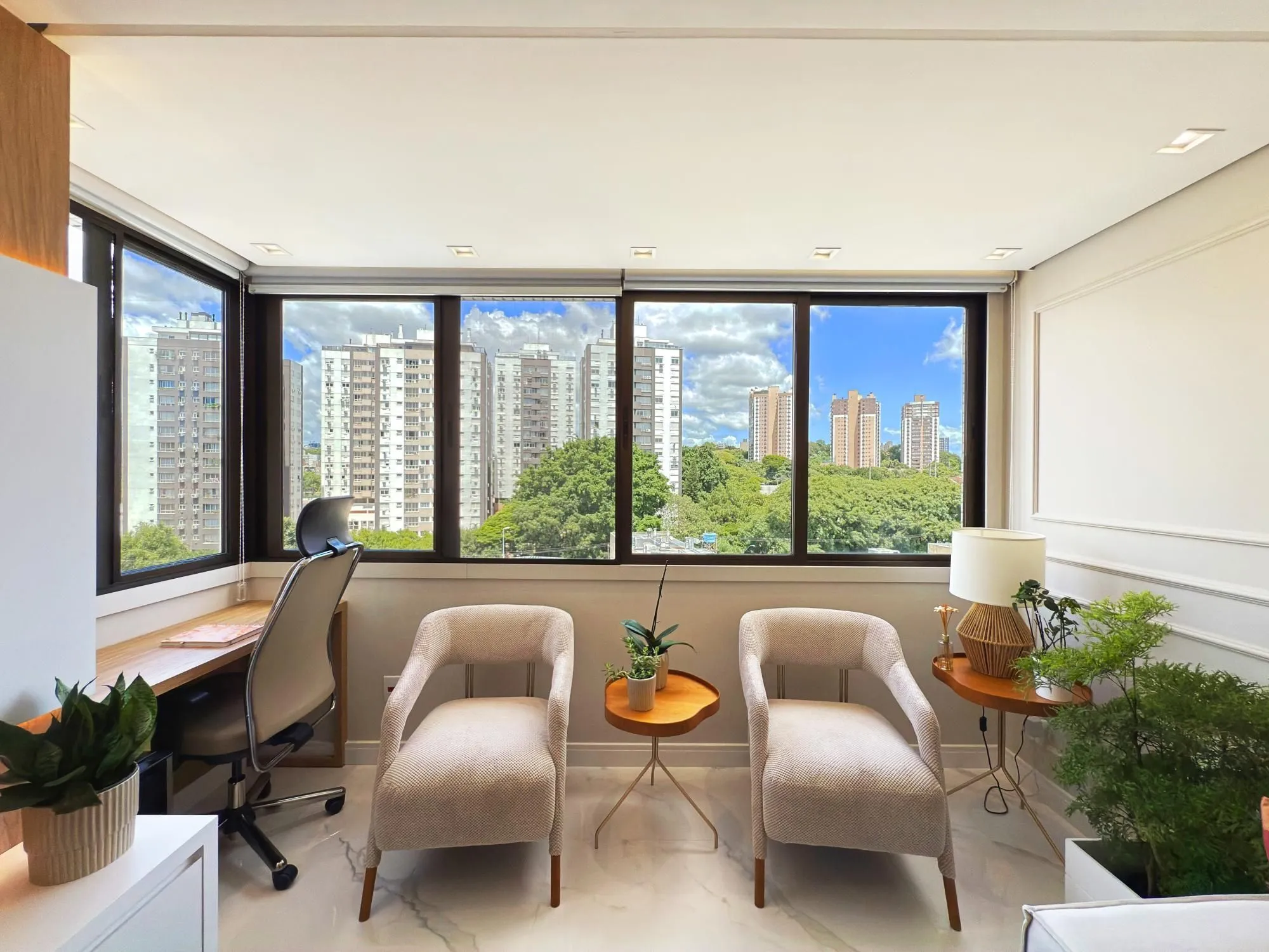 Imagem Belíssimo apartamento mobiliado e decorado 2 dorm 2 vagas c/piscina