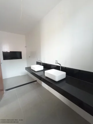 Imagem Luxuosa casa em condomínio à venda em Lauro de Freitas-BA, no bairro Buraquinho, com 4 quartos, 4 suítes, 2 salas, 1 banheiro, 2 vagas de garagem e 350m² de área.