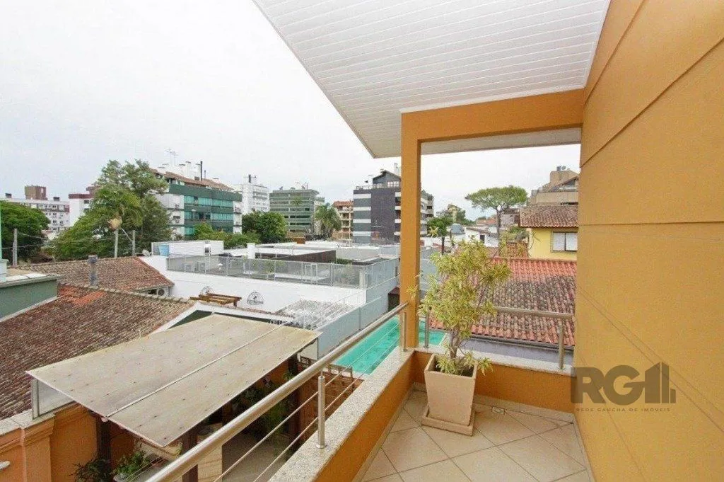 Imagem Excelente casa de 330m² com 3 dormitórios, piscina e 3 vagas.