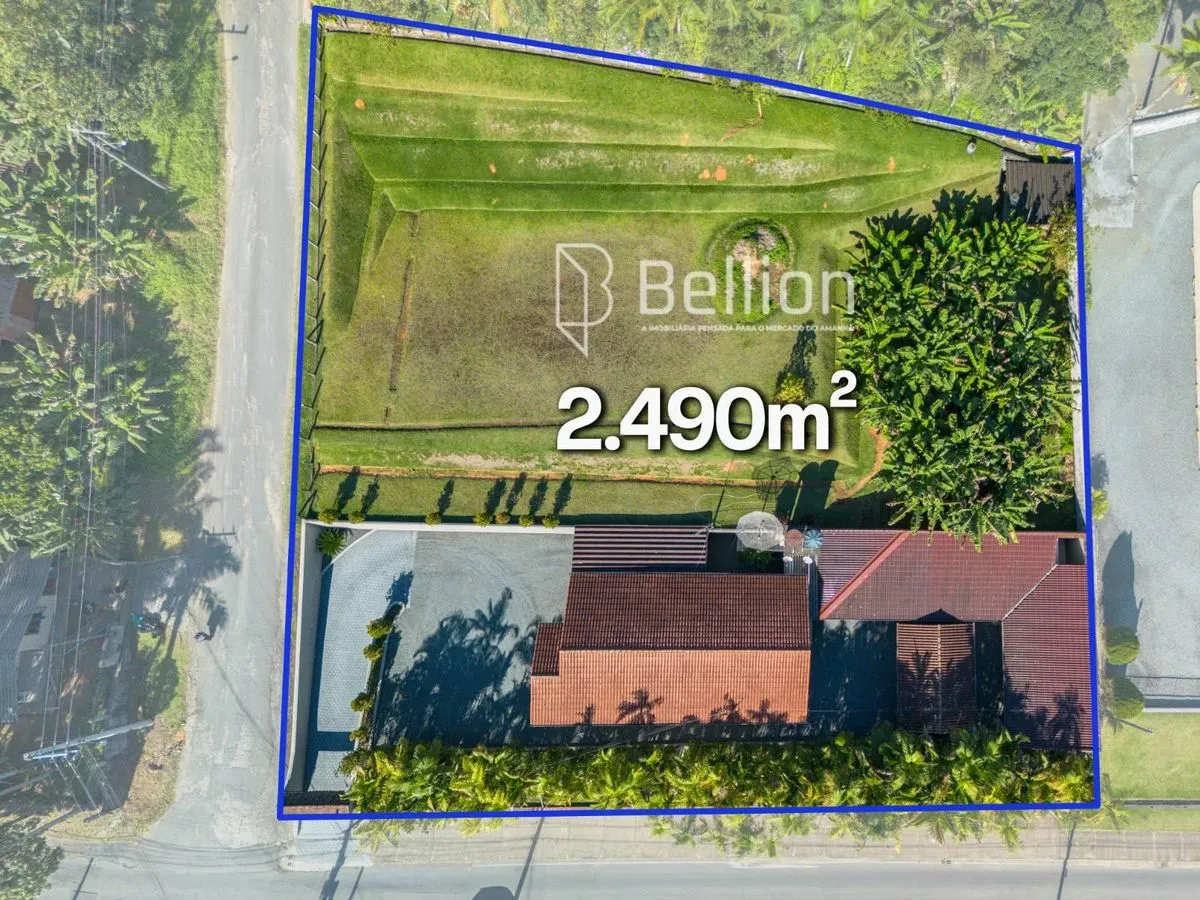 Imagem Com duas casas e 2.500m de terreno, medindo 50x50m, essa propriedade é a escolha certa para quem valoriza espaço e quer um imóvel que proporcione várias possibilidades.