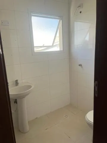 Imagem VENDA DE SOBRADO NO JORDANÓPOLIS, EM ARUJÁ/SP, 150m² com 2 suítes, sala de estar, quintal, edícula com banheiro e garagem para 2 autos. CONSULTE-NOS.