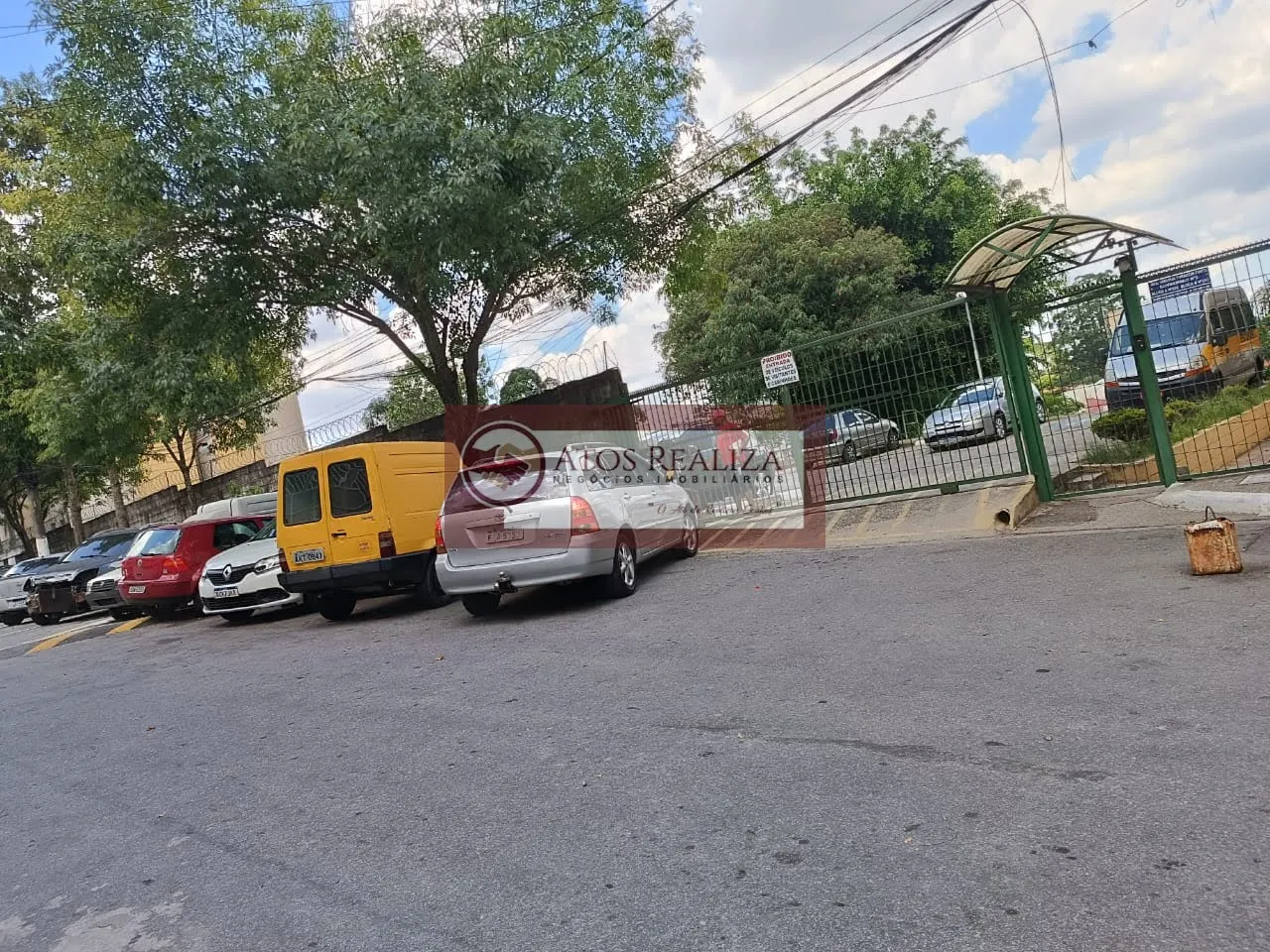 Imagem Vendo Oportunidade no Guarapiranga. Apartamento de 2 dormitórios, Sala, cozinha,Banheiro, área de serviço, 1 vaga de garagem, por R$. 150.000, aceita carro e moto como parte de pagamento, próximo ao parque Guarapiranga. Oportunidade.