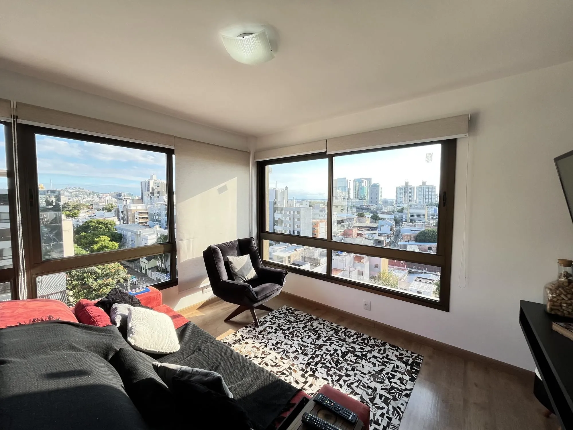 Imagem Apartamento de 3 quartos, suíte e 2 vagas de garagem no bairro Menino Deus POA