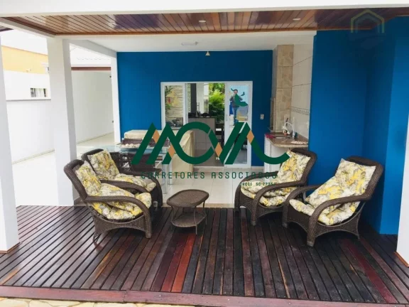 Imagem Casa com Piscina e Localização Privilegiada no Centro de Itapoá, Perto da Prefeitura