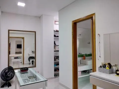 Imagem VENDA DE SOBRADO NO JARDIM VIA DUTRA, EM ARUJÁ/SP, 58m² com 3 quartos, suíte, cozinha com armários, varanda com churrasqueira e 02 vagas. CONSULTE-NOS