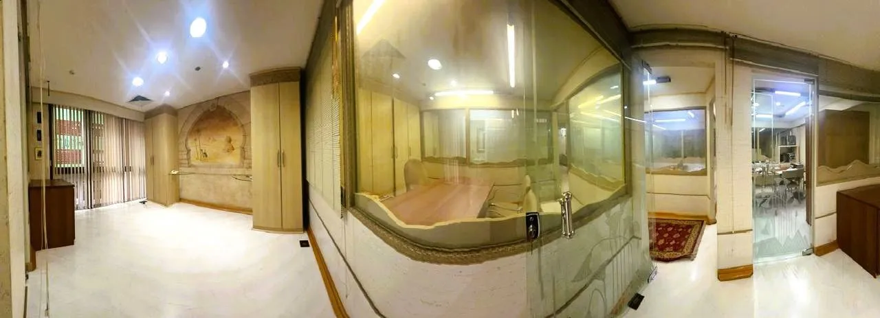 Imagem AMPLA SALA COMERCIAL NO CENTRO DE PORTO ALEGRE, DE FRENTE, MOBILIADA E DECORADA!