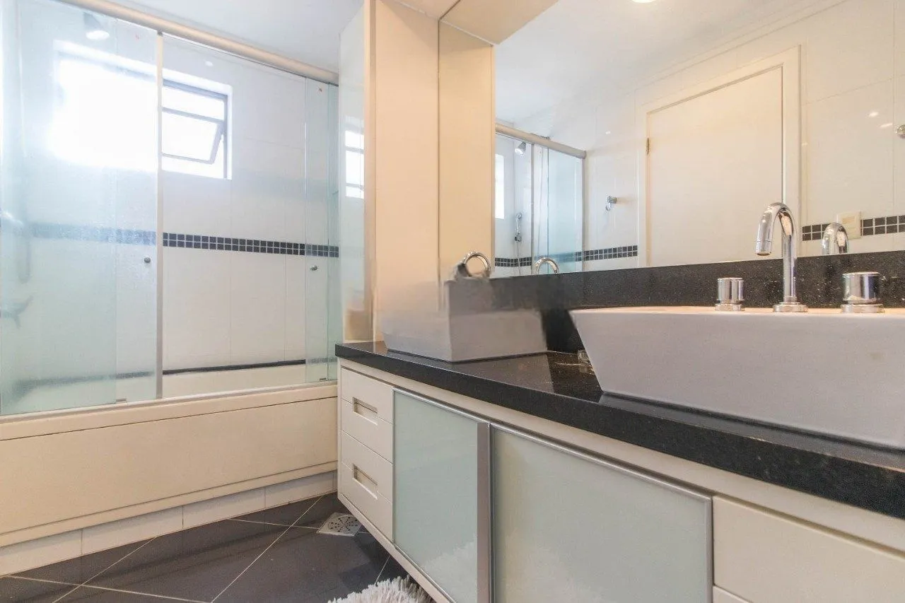 Imagem Apartamento com 3 suítes e 3 vagas de garagem no bairro Rio Branco em POA/RS