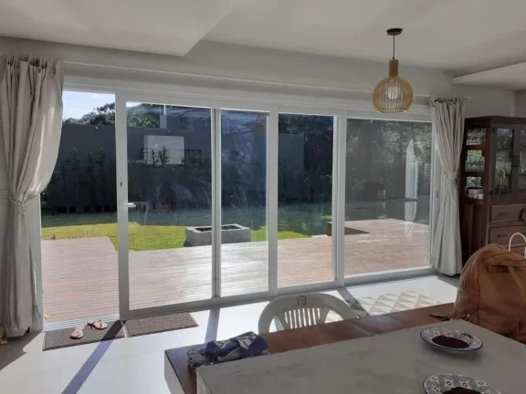Imagem Linda Casa em Ibiraquera, Imbituba-SC - 2 Dormitórios, Próxima ao Mar e Lagoa