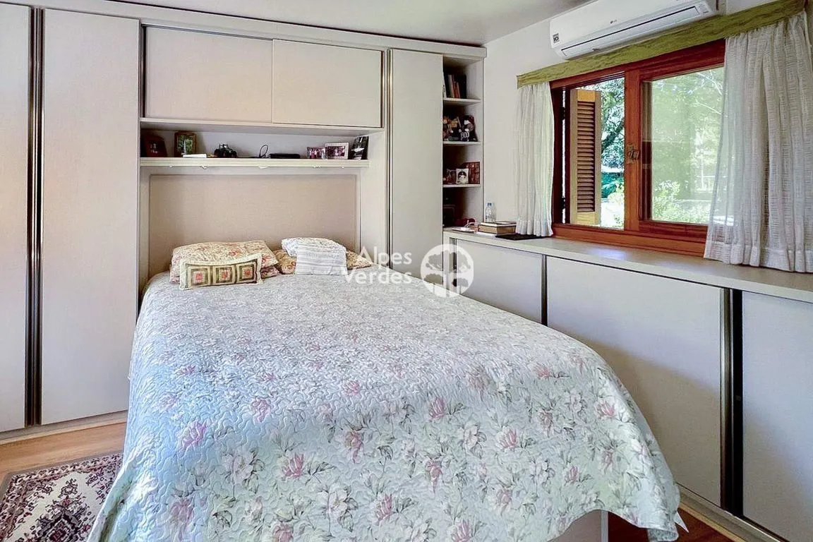 Imagem Vende-se Casa em Canela, com 05 dormitórios