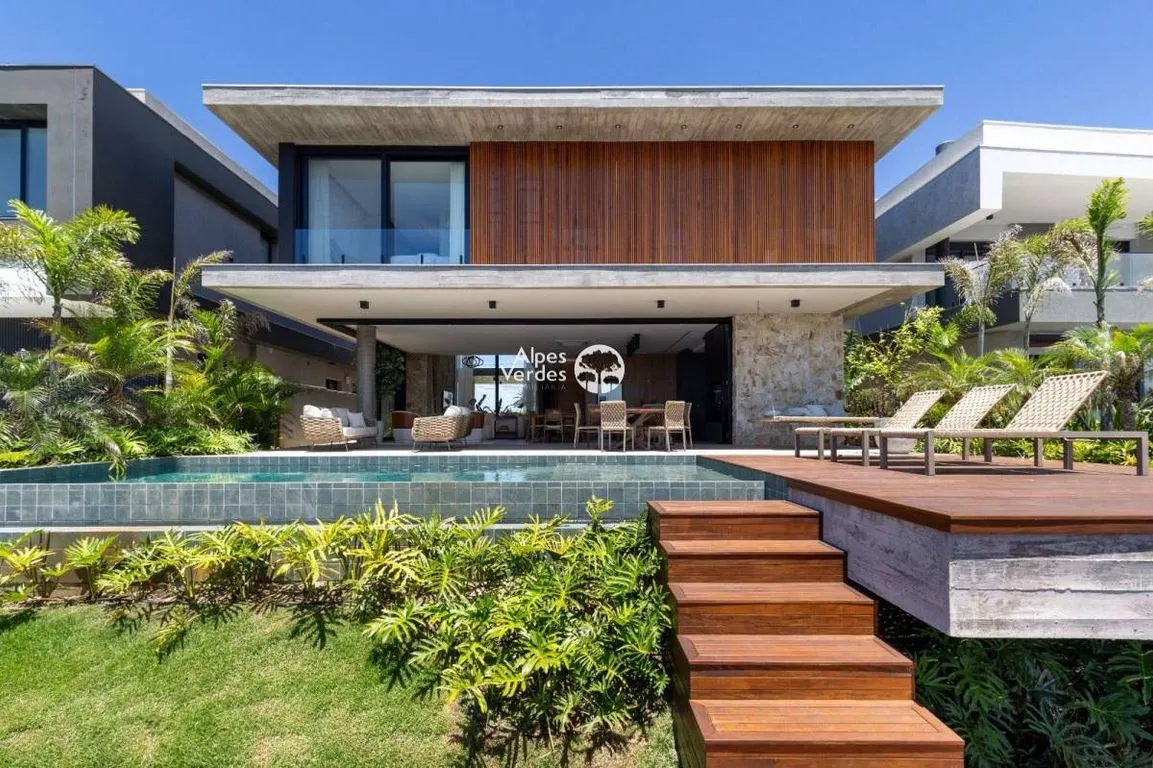 Imagem Vende-se casa prox ao centro de Xangri-lá - 6 Quartos- Valor R$7.950.000,00