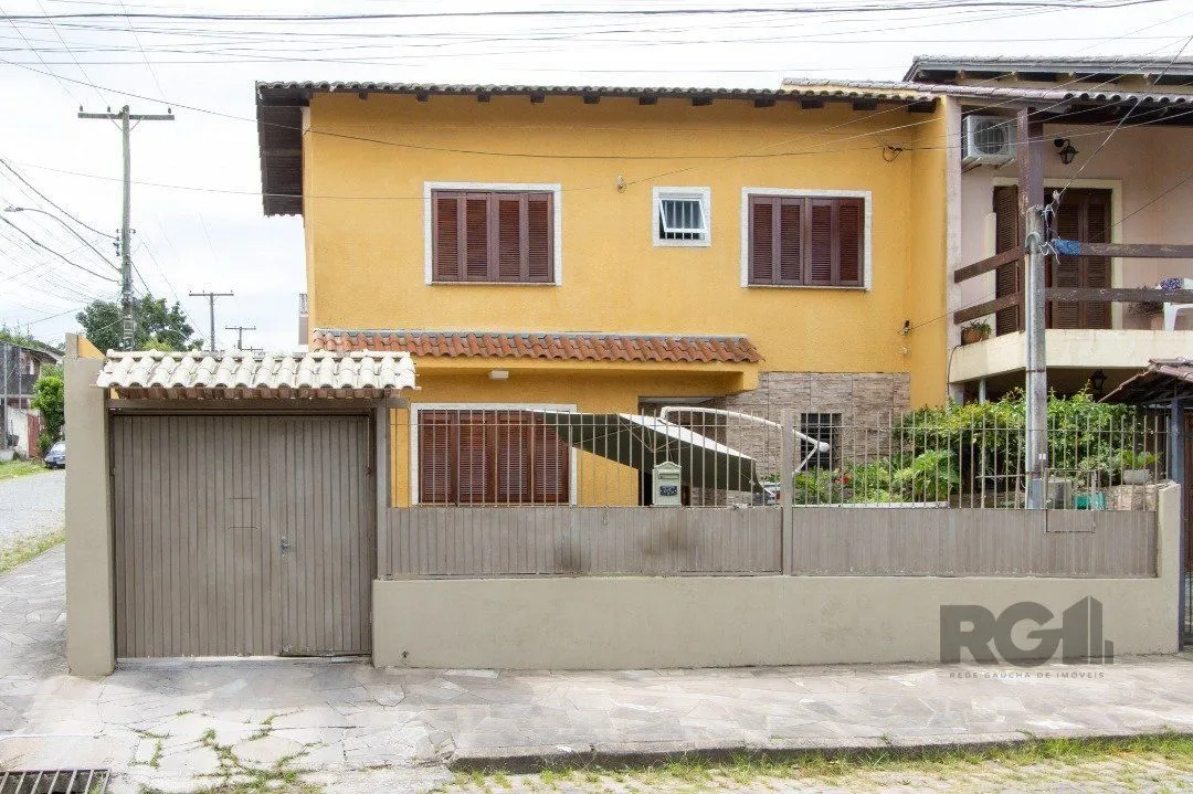 Imagem Sobrado, 3 quartos, 2 banheiros, pátio, 2 vagas, piscina - Bairro Vila Nova