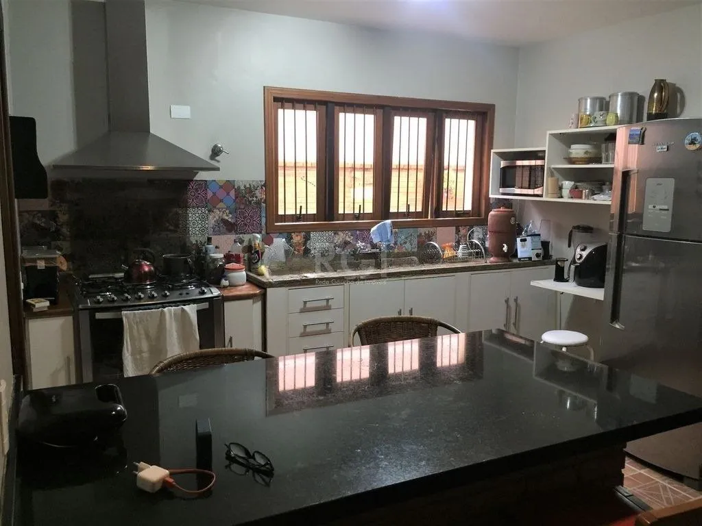 Imagem Casa de 270m² - 3 dormitórios, 1 suíte, churrasqueira, pátio e 3 vagas de garagem