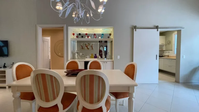 Imagem Casa de Luxo à Venda em Riviera de São Lourenço Módulo 30: 4 quartos, 1 suíte, 2 salas, 4 vagas, 220m² de área. Aproveite!