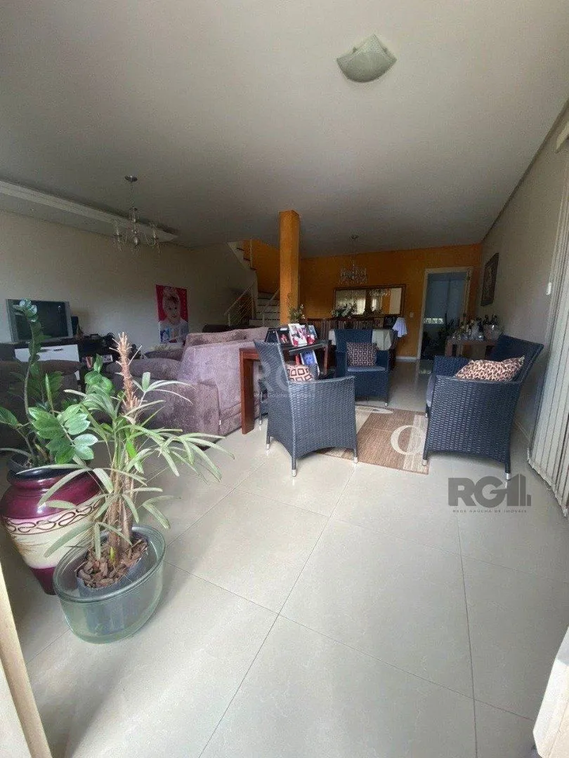 Imagem Casa para Venda - 250m², 3 dormitórios, sendo 1 suites, 2 vagas - Cristal
