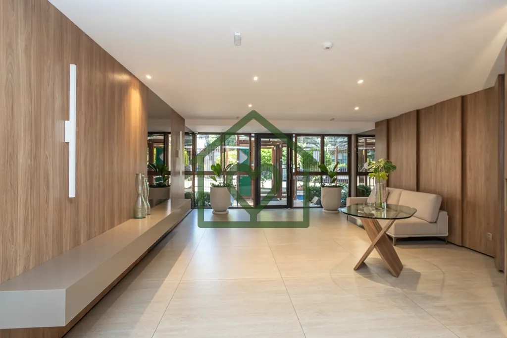 Imagem Apartamento semimobiliado com 132,8 m2 em andar alto, privilegiado por luz natural abundante. A áre...
